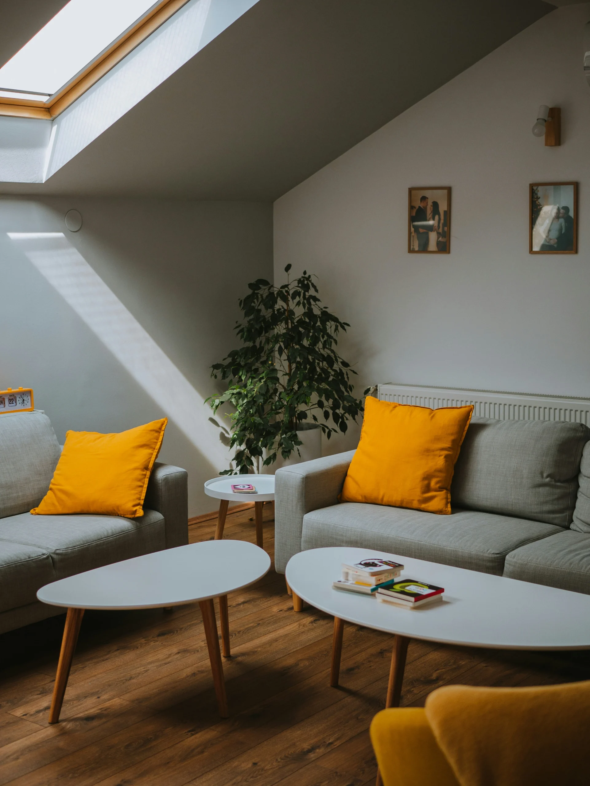 12 Stunning Two-Color Combinations for Your Living Room Decor