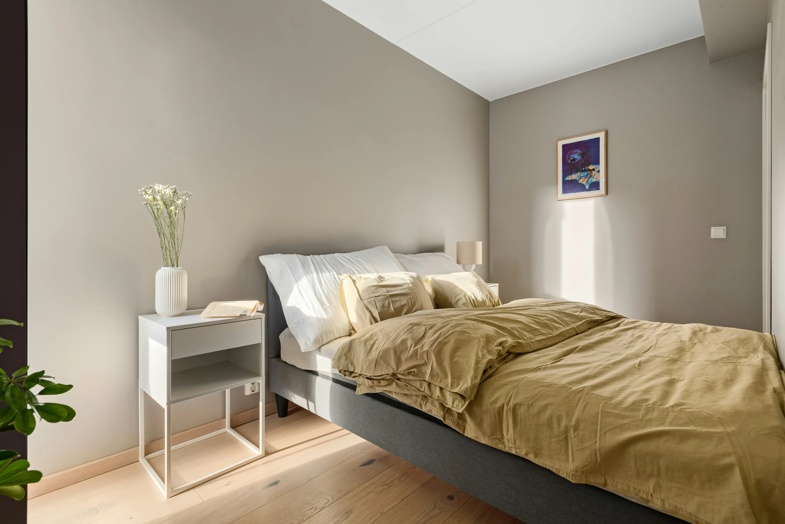 Minimalist Bedroom Ideas For Small Rooms Soft Textures, Neutral Tones, And Sleek Furniture