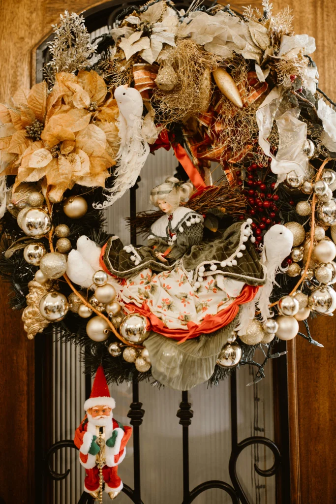 12 Christmas Door Decoration Ideas to Warm Your Winter