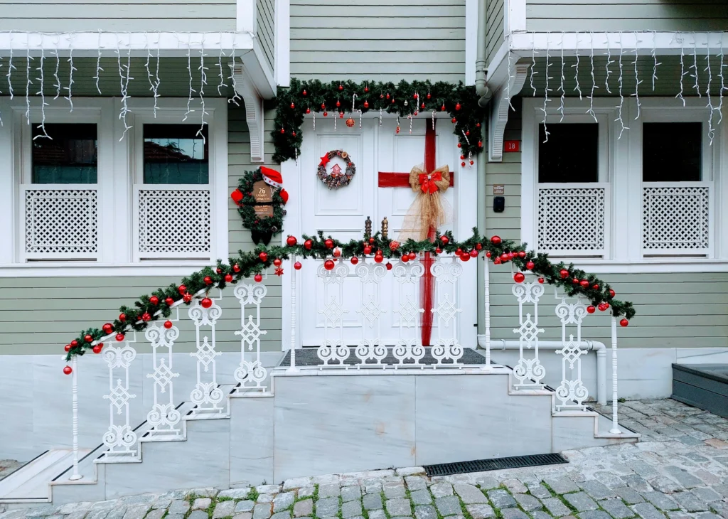 12 Christmas Door Decoration Ideas to Warm Your Winter