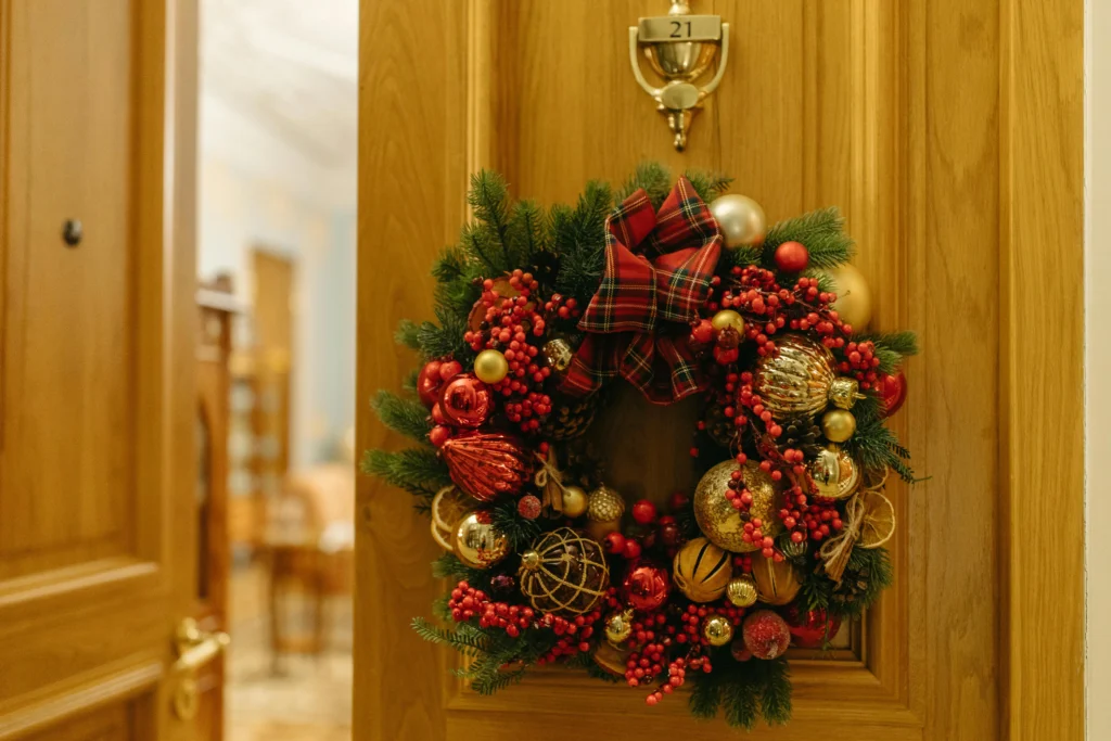 12 Christmas Door Decoration Ideas to Warm Your Winter