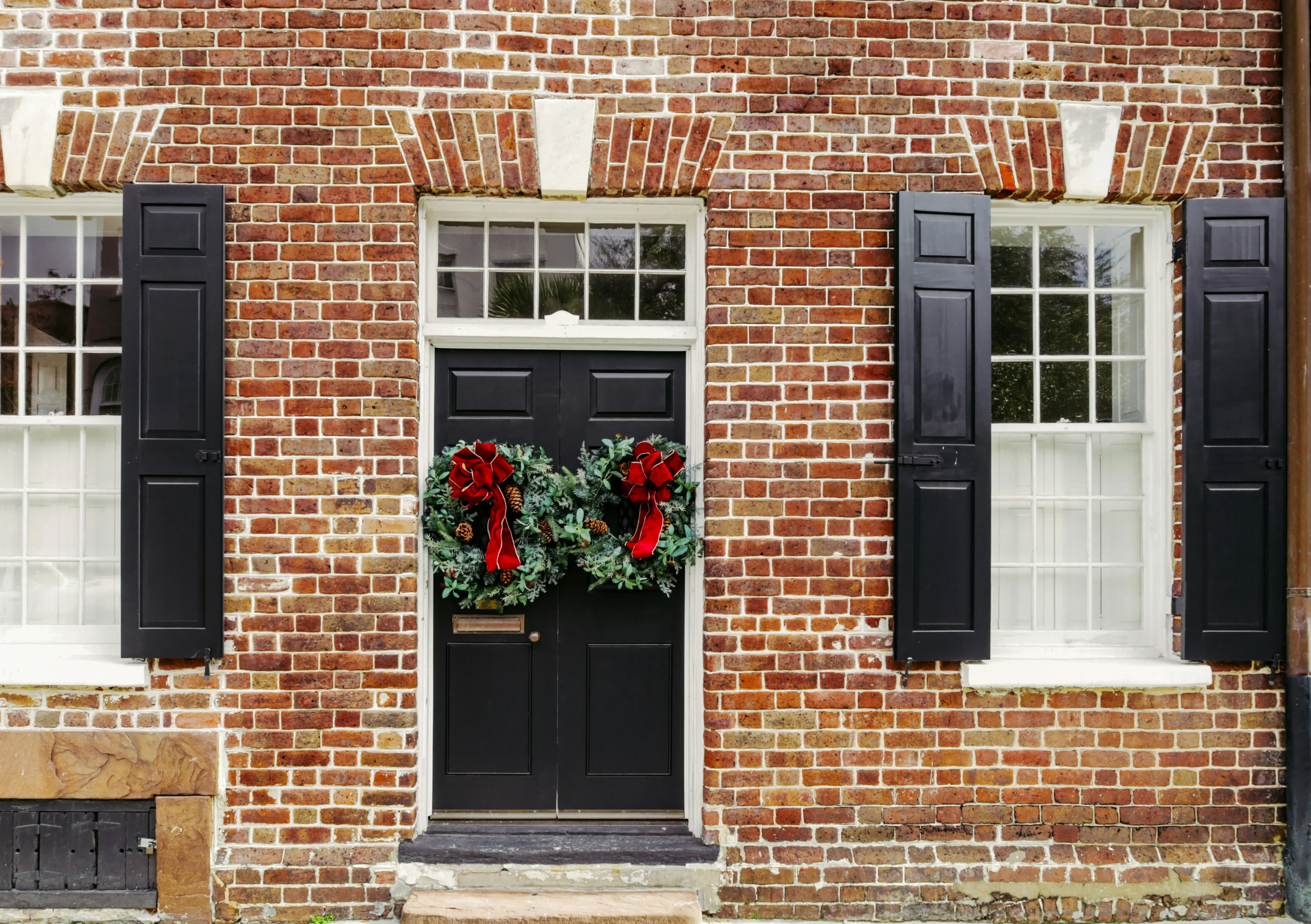 13 Charming & Cozy Christmas Door Decor Inspirations