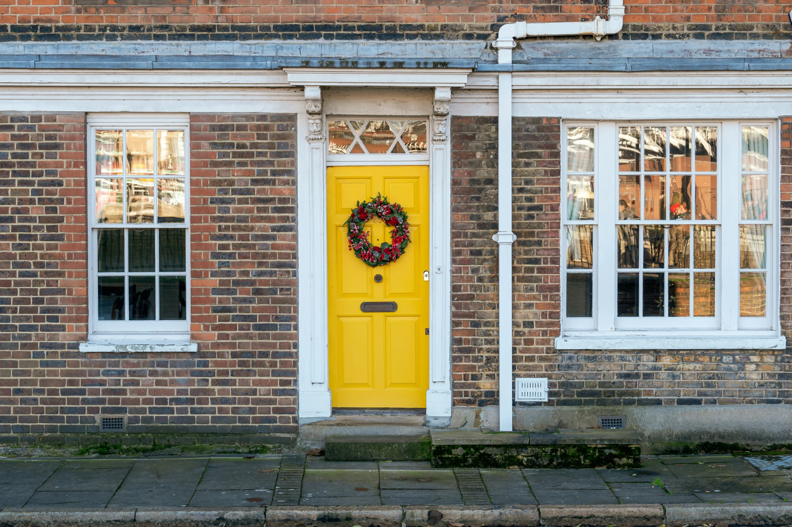 15 Cozy Christmas Door Ideas For A Magical Welcome