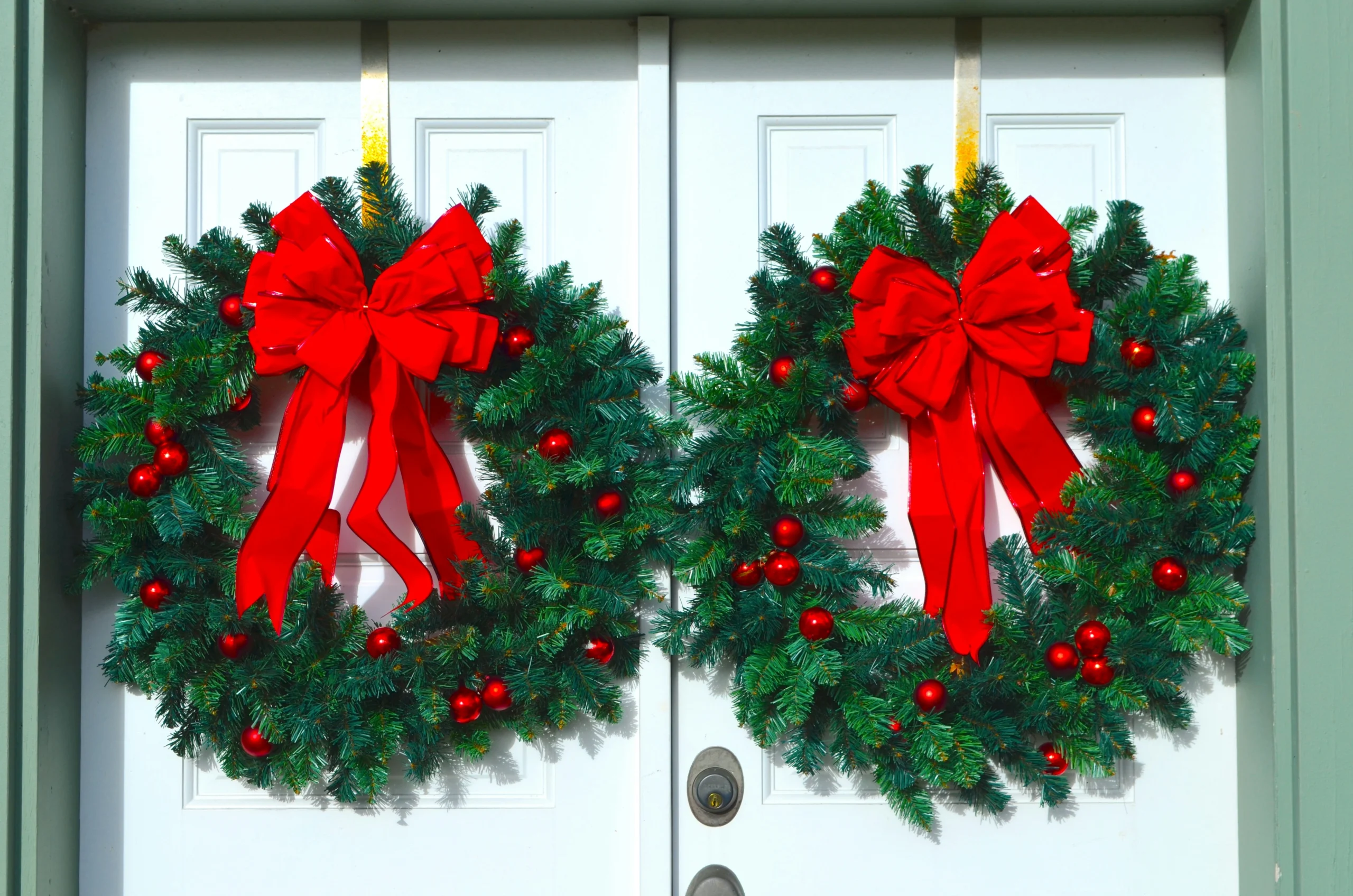 16 Cozy Christmas Door Decor Ideas You’ll Love
