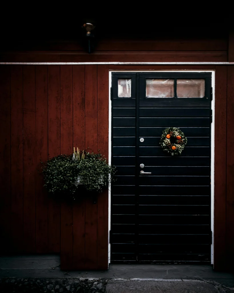 12 Christmas Door Decoration Ideas to Warm Your Winter