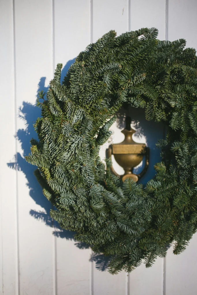 12 Christmas Door Decoration Ideas to Warm Your Winter