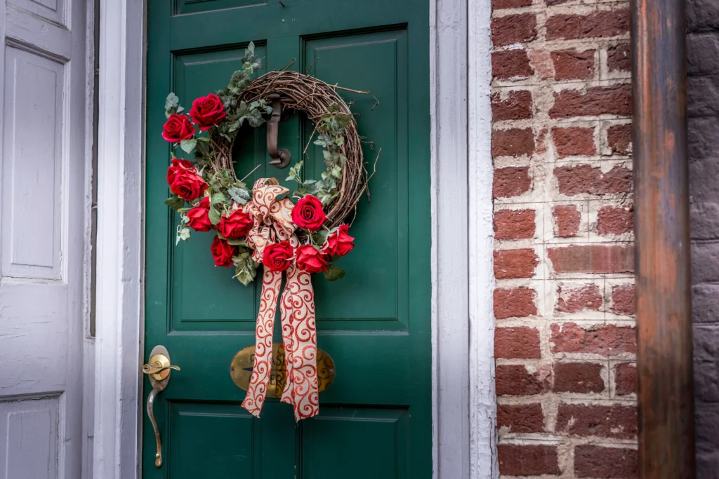 12 Christmas Door Decoration Ideas to Warm Your Winter