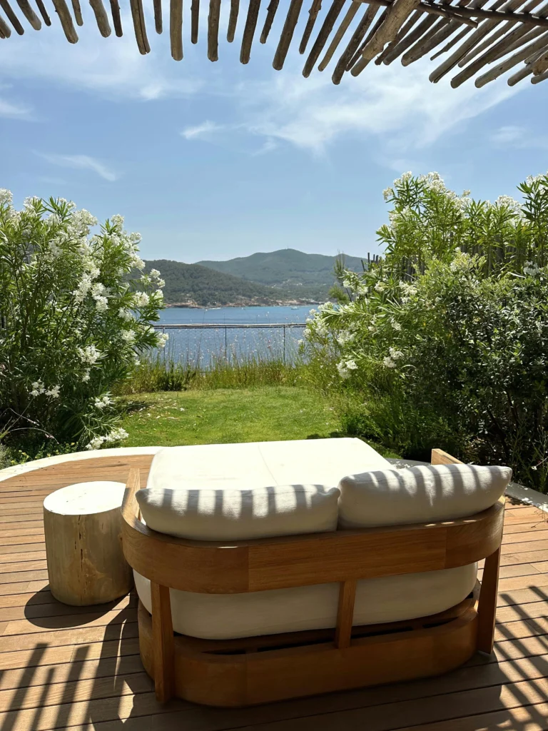 10 Dreamy Green Escapes Perfect for A Cozy Outdoor Retreat
