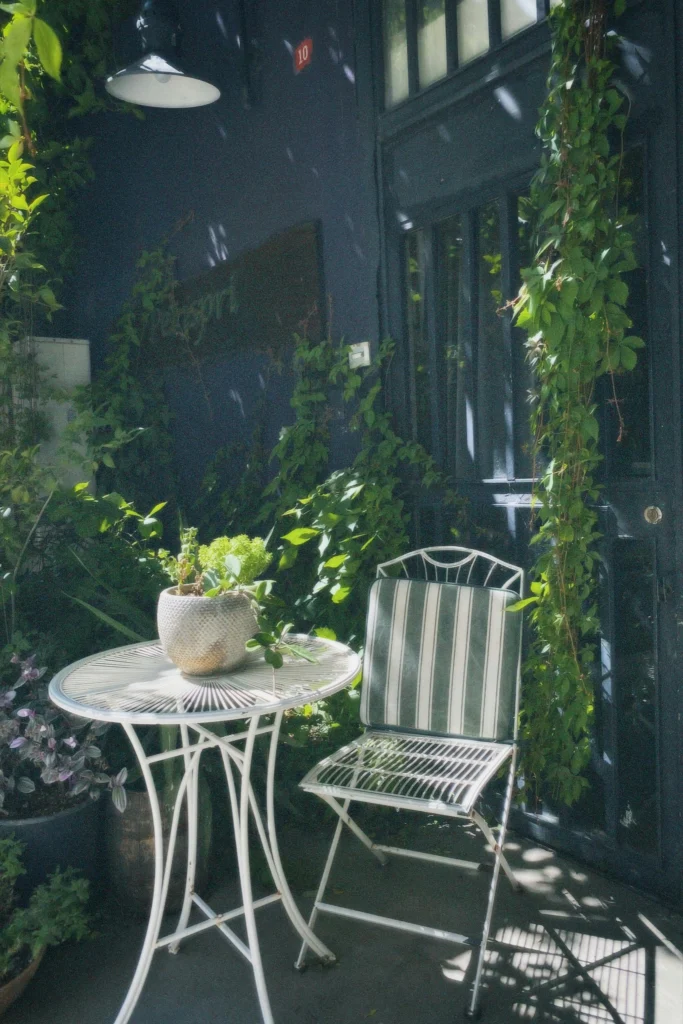 10 Dreamy Green Escapes Perfect for A Cozy Outdoor Retreat