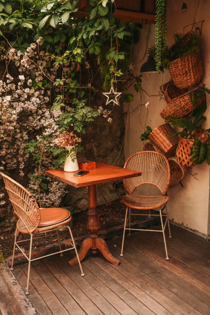 10 Dreamy Green Escapes Perfect for A Cozy Outdoor Retreat
