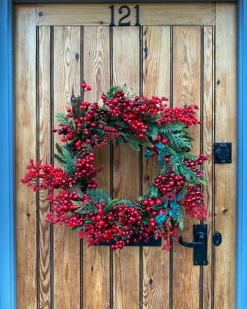 13 Cozy Christmas Decor Ideas for A Magical Entryway