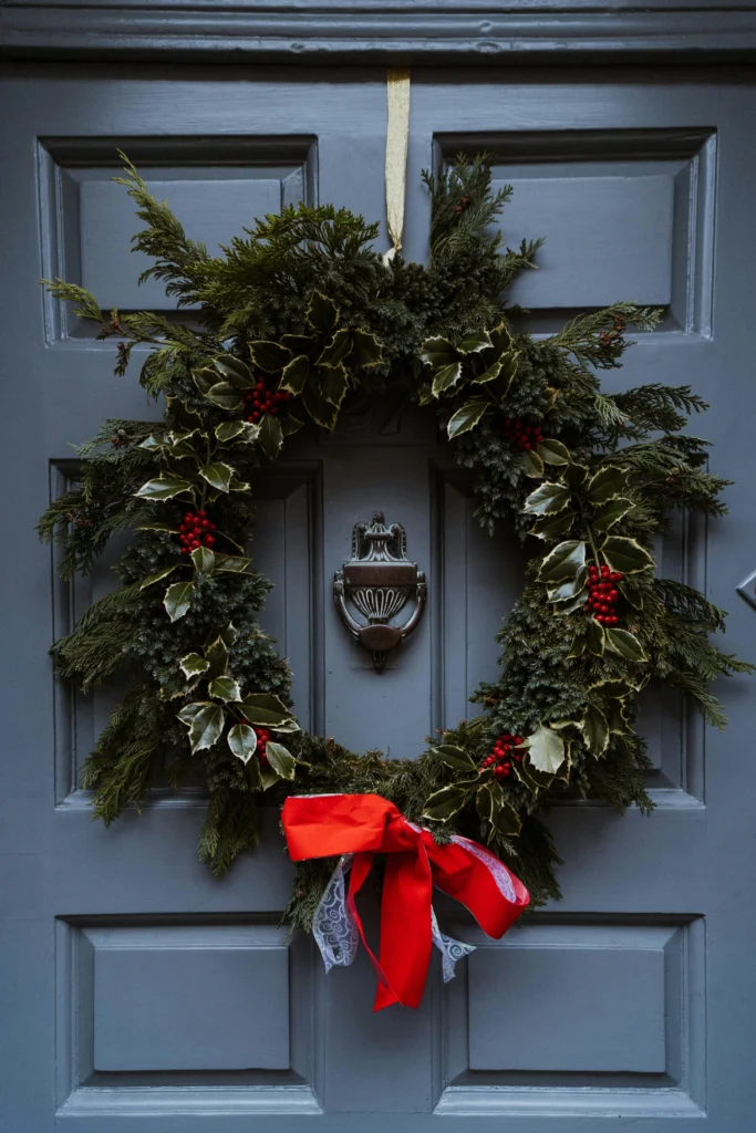13 Cozy Christmas Decor Ideas for A Magical Entryway