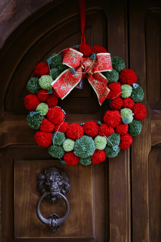 13 Cozy Christmas Decor Ideas for A Magical Entryway
