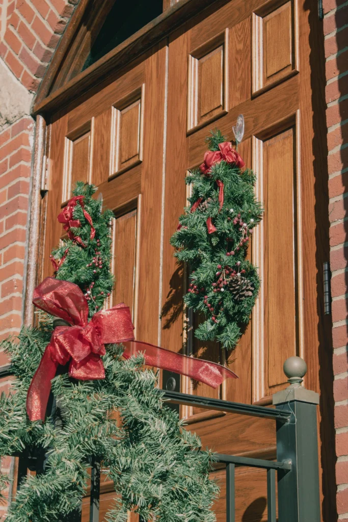13 Cozy Christmas Decor Ideas for A Magical Entryway