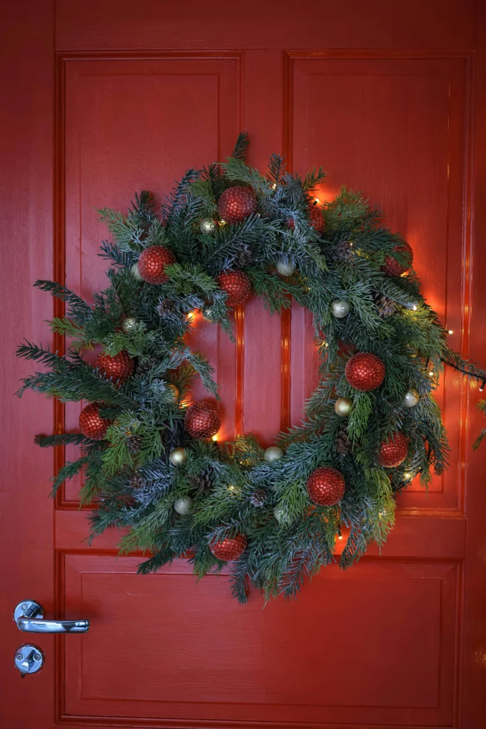 13 Cozy Christmas Decor Ideas for A Magical Entryway