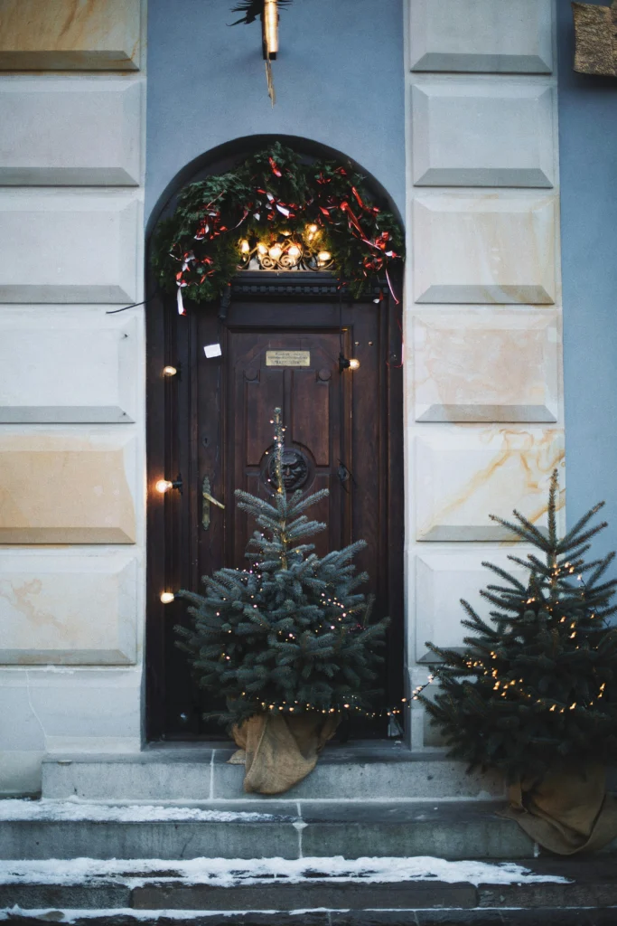 13 Cozy Christmas Decor Ideas for A Magical Entryway