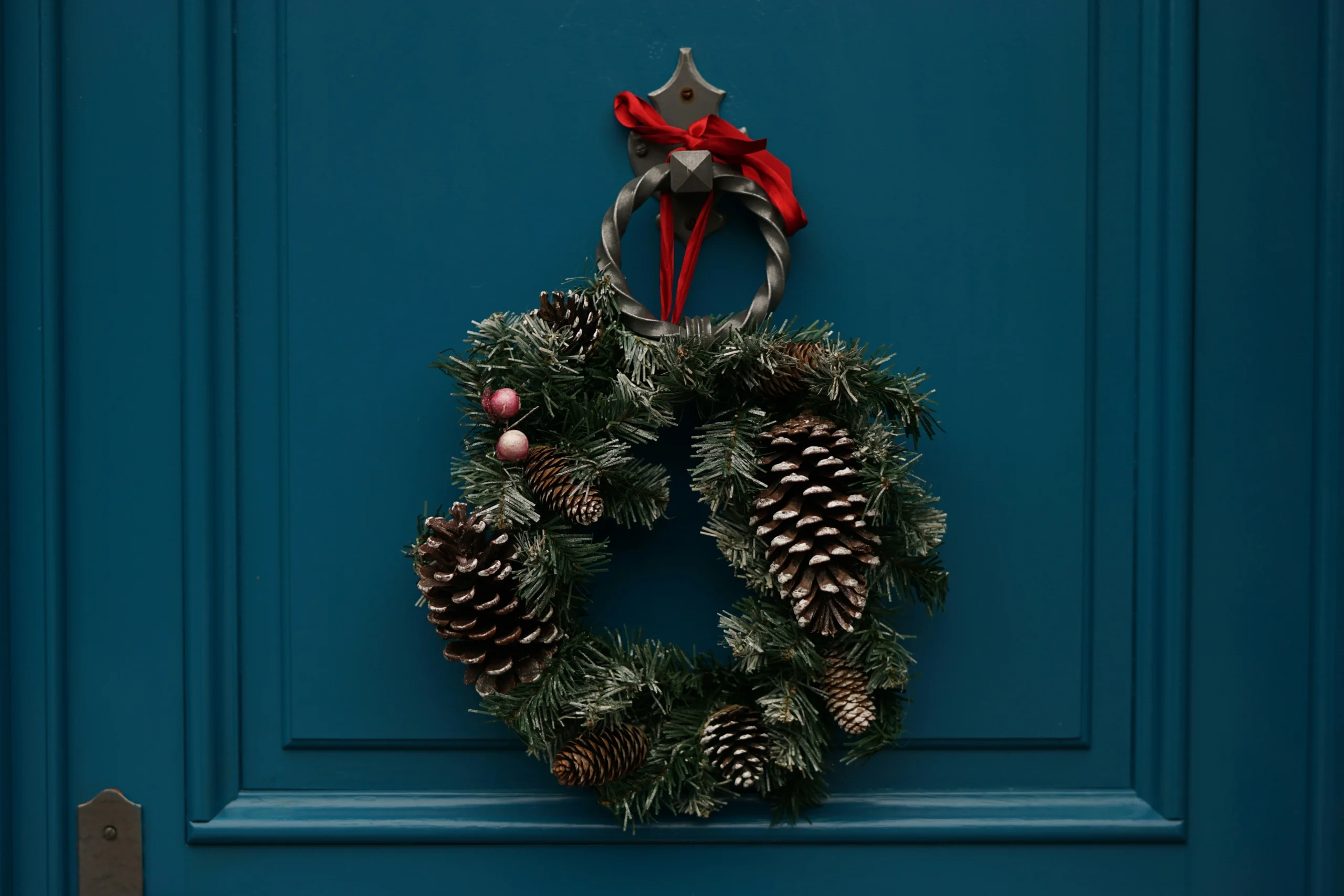 Warm & Festive 15 Cozy Christmas Door Decorations
