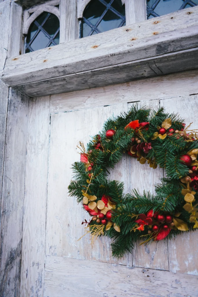 12 Christmas Door Decoration Ideas to Warm Your Winter