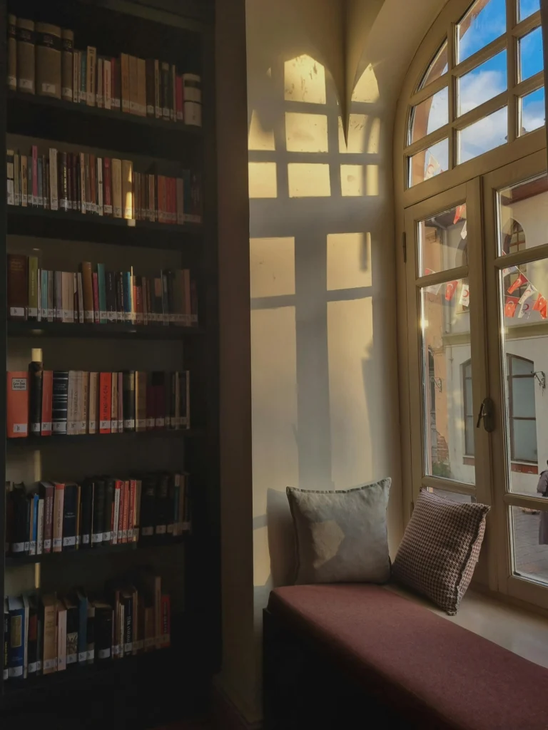 11 Creative Ways to Decorate Your Reading Nook