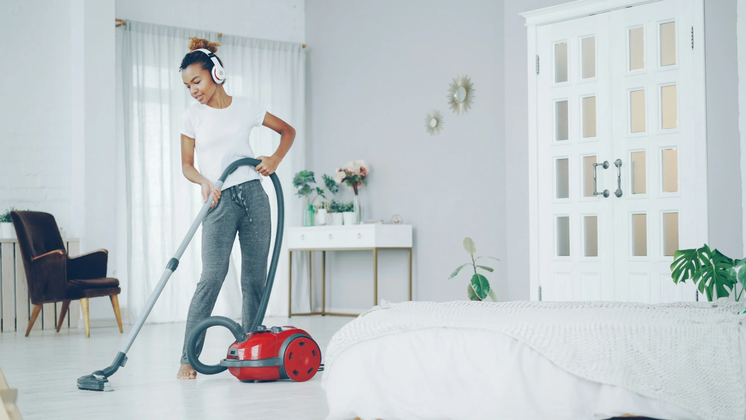 How to Clean Your Bedroom Daily in 10 Minutes or Less