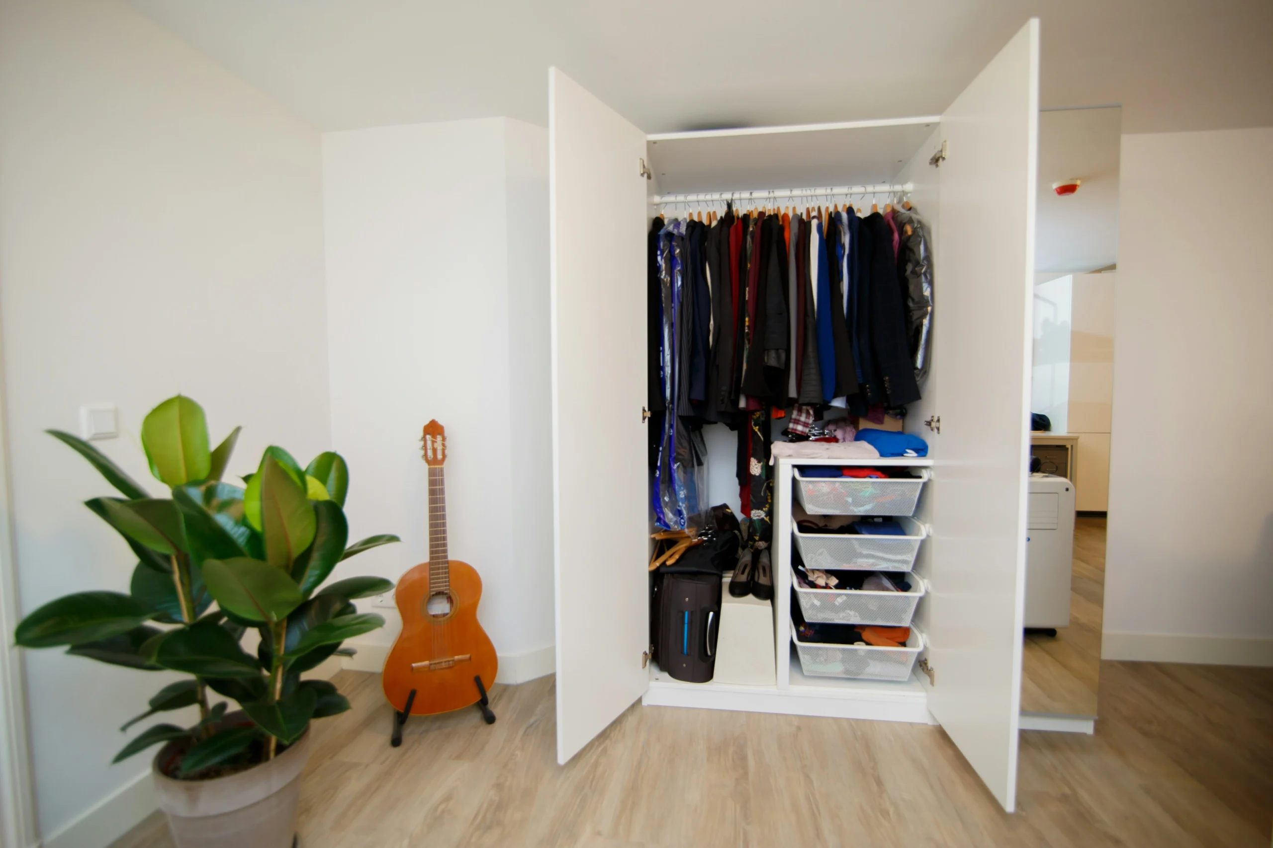 Minimal Closet Ideas for Clean Spaces
