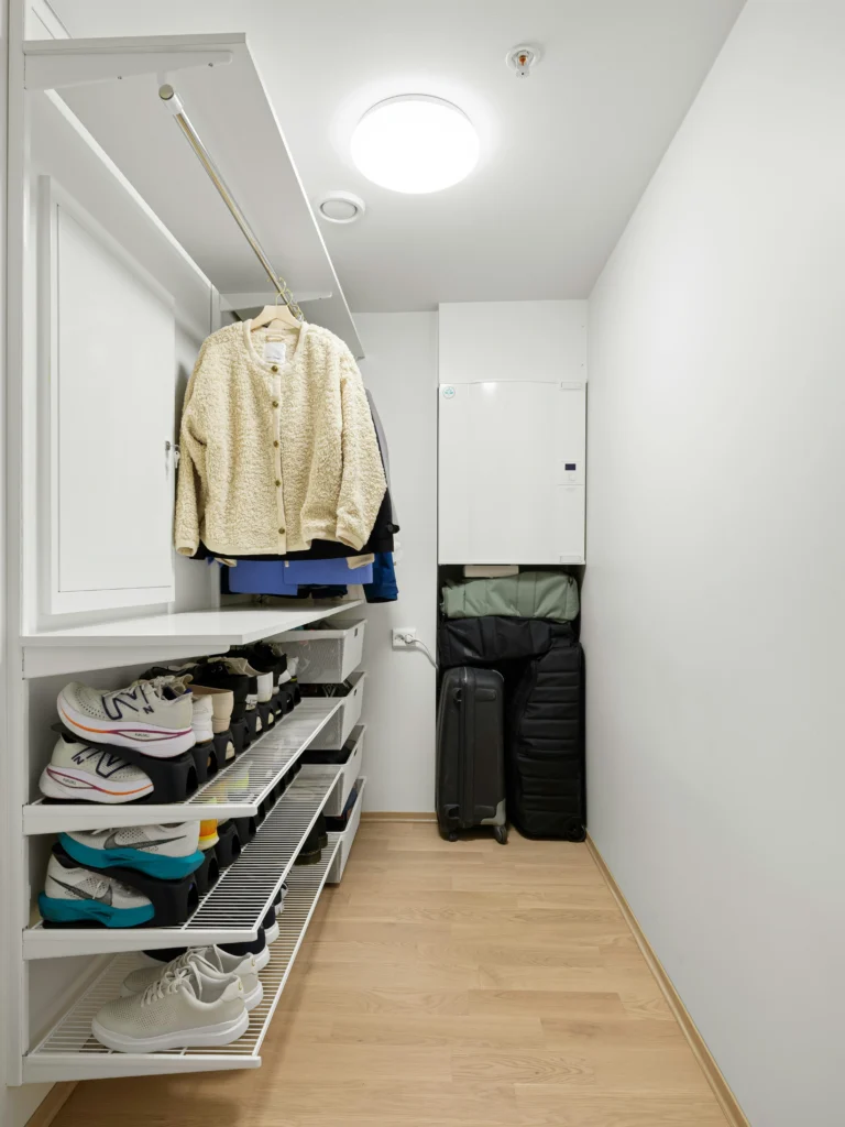 Minimal Closet Ideas for Clean Spaces
